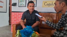 Ketua Bawaslu Kabupaten Pulau Taliabu, La Umar La Juma saat Diwawancarai Wartawan. (Rakyatmu)