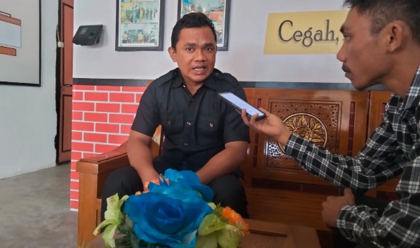 Ketua Bawaslu Kabupaten Pulau Taliabu, La Umar La Juma saat Diwawancarai Wartawan. (Rakyatmu)