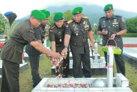Danrem152/Babullah, Brigjen TNI Elkines Villando Dewangga Memimpin Upacara dan Ziarah di Taman Makam Pahlawan Banau Ternate. (Rakyatmu)