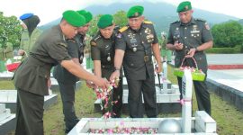 Danrem152/Babullah, Brigjen TNI Elkines Villando Dewangga Memimpin Upacara dan Ziarah di Taman Makam Pahlawan Banau Ternate. (Rakyatmu)