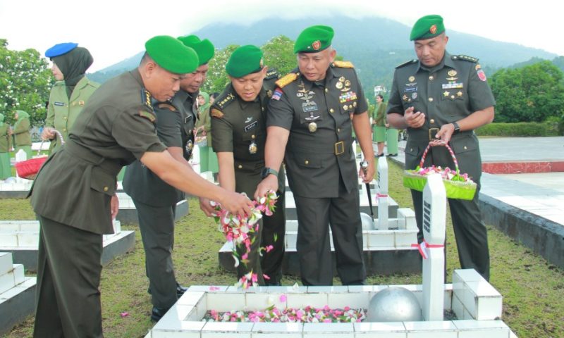 Danrem152/Babullah, Brigjen TNI Elkines Villando Dewangga Memimpin Upacara dan Ziarah di Taman Makam Pahlawan Banau Ternate. (Rakyatmu)
