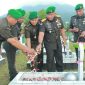 Danrem152/Babullah, Brigjen TNI Elkines Villando Dewangga Memimpin Upacara dan Ziarah di Taman Makam Pahlawan Banau Ternate. (Rakyatmu)