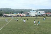 Pertandingan Semifinal Mangon FC VS Rajawali FC yang Berlangsung di Lapangan Kodim 1510/ Sula. (Rakyatmu)