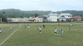 Pertandingan Semifinal Mangon FC VS Rajawali FC yang Berlangsung di Lapangan Kodim 1510/ Sula. (Rakyatmu)
