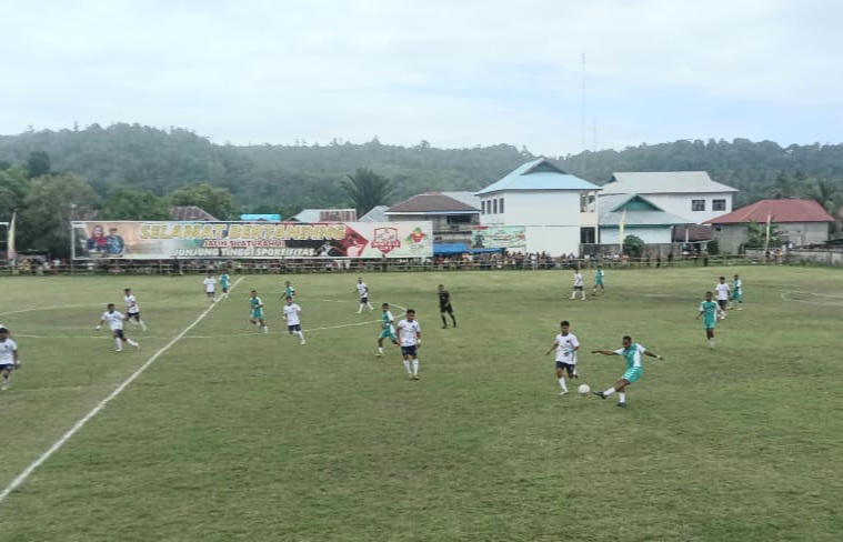 Pertandingan Semifinal Mangon FC VS Rajawali FC yang Berlangsung di Lapangan Kodim 1510/ Sula. (Rakyatmu)