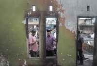 Sekda Kota Ternate Rizal Marsaoly Pantau Lokasi Pasca Kebakaran di Bastiong Karance. (Ongky/Rakyatmu)