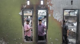 Sekda Kota Ternate Rizal Marsaoly Pantau Lokasi Pasca Kebakaran di Bastiong Karance. (Ongky/Rakyatmu)