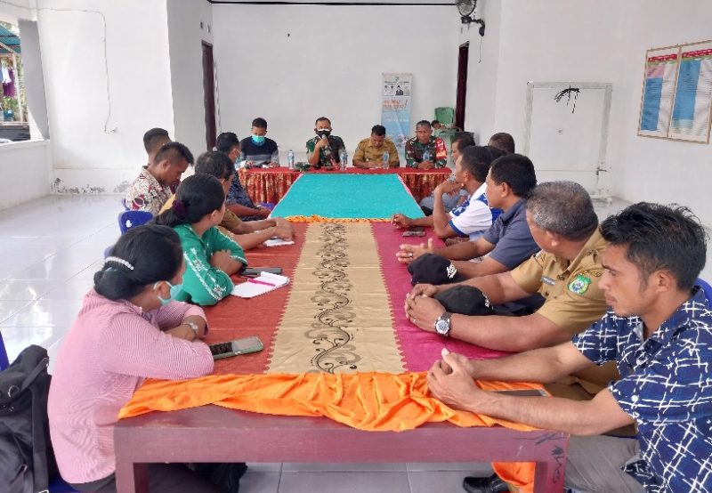 Dansatgas Erupsi Gunung Ibu Kolonel Arm Adierya Yuni Nurtono Menggelar Rapat Evaluasi dengan Kades dan Sejumlah Tokoh Masyarakat. (Rakyatmu)