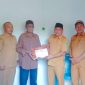 Sekretaris Daerah Kabupaten Kepulauan Sula Muhlis Soamole Menyerahkan Kado dari Bupati Fifian Adeningsih Mus Berupa Umroh dan Naik Haji kepada Salah Satu Tokoh Pemekaran Adam Mayau. (Rakyatmu)