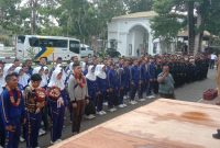 Bupati Kepulauan Sula, Fifian Adeningsih Mus menyambut Kedatangan Personil Marching Band IPDN Regional Sulawesi Utara. (Rakyatmu)