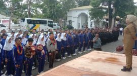 Bupati Kepulauan Sula, Fifian Adeningsih Mus menyambut Kedatangan Personil Marching Band IPDN Regional Sulawesi Utara. (Rakyatmu)