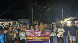 Papeda Maluku Utara dan Ikatan Pemuda dan Pelajar Jalan Baru Halmahera Barat Melakukan Aksi Penggalangan dana untuk Korban Musibah Erupsi Gunung Ibu. (Rakyatmu)