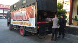 Polda Maluku Utara  Menyalurkan Bantuan kepada Warga yang Terdampak Erupsi Gunung Ibu di Kecamatan Ibu, Kabupaten Halmahera Bara. (Rakyatmu)