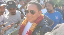 Aliong Mus Saat di Wawancarai Sejumlah Wartawan di Bandara Emalamo Sanana. (Rakyatmu)