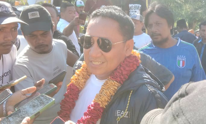 Aliong Mus Saat di Wawancarai Sejumlah Wartawan di Bandara Emalamo Sanana. (Rakyatmu)