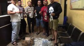 Resmob Polsek Ternate Utara Mengamankan Puluhan Kantong Minuman Keras di Pasar Higienis. (Rakyatmu)