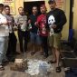 Resmob Polsek Ternate Utara Mengamankan Puluhan Kantong Minuman Keras di Pasar Higienis. (Rakyatmu)