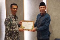 Plt. Kepala Biro Koordinasi, Kerjasama dan Harmonisasi Baznas RI Khuzaifah Hanum Serahkan Piagam Baznas award Kategori Pengumpulan Baznas Hub Terbaik se-Indonesia kepada Wakil Ketua Baznas Maluku Utara Drs. H. Badaruddin Gailea. (Rakyatmu)