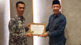 Plt. Kepala Biro Koordinasi, Kerjasama dan Harmonisasi Baznas RI Khuzaifah Hanum Serahkan Piagam Baznas award Kategori Pengumpulan Baznas Hub Terbaik se-Indonesia kepada Wakil Ketua Baznas Maluku Utara Drs. H. Badaruddin Gailea. (Rakyatmu)