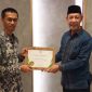 Plt. Kepala Biro Koordinasi, Kerjasama dan Harmonisasi Baznas RI Khuzaifah Hanum Serahkan Piagam Baznas award Kategori Pengumpulan Baznas Hub Terbaik se-Indonesia kepada Wakil Ketua Baznas Maluku Utara Drs. H. Badaruddin Gailea. (Rakyatmu)