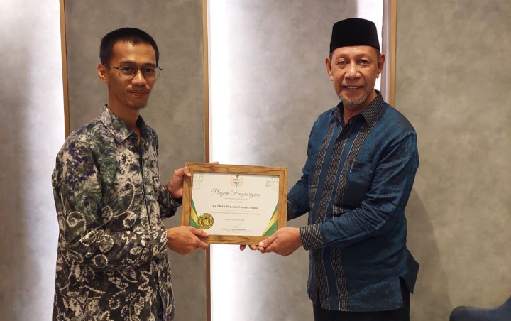 Plt. Kepala Biro Koordinasi, Kerjasama dan Harmonisasi Baznas RI Khuzaifah Hanum Serahkan Piagam Baznas award Kategori Pengumpulan Baznas Hub Terbaik se-Indonesia kepada Wakil Ketua Baznas Maluku Utara Drs. H. Badaruddin Gailea. (Rakyatmu)