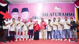 Foto Randi Ridwan yang Ditanda dengan Anak Panah Mengangkat Dua Jari Berasama Wakil Wali Kota Tidore Kepulauan Muhammad Sinen pada Pilkada 2020. (Rakyatmu)