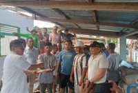 Kepala Bappeda Pulau Taliabu Syamsudin Ode Maniwi Mewakili Bupati Serahkan Batuan Berupa Uang Tunai Kepada Panitia Pembangunan Musala. (Rakyatmu)