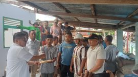 Kepala Bappeda Pulau Taliabu Syamsudin Ode Maniwi Mewakili Bupati Serahkan Batuan Berupa Uang Tunai Kepada Panitia Pembangunan Musala. (Rakyatmu)