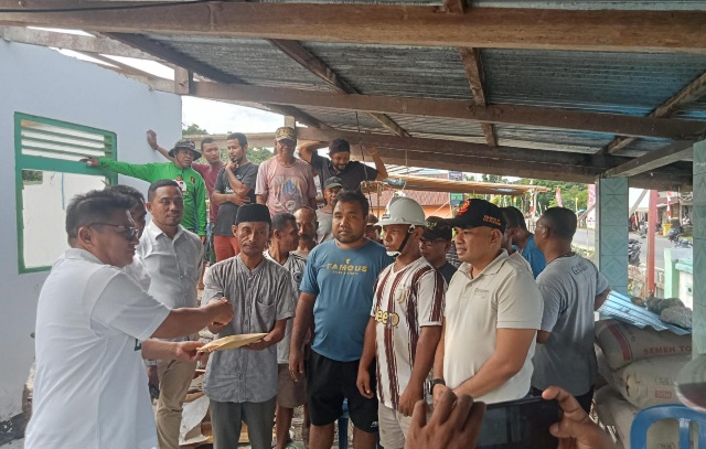 Kepala Bappeda Pulau Taliabu Syamsudin Ode Maniwi Mewakili Bupati Serahkan Batuan Berupa Uang Tunai Kepada Panitia Pembangunan Musala. (Rakyatmu)