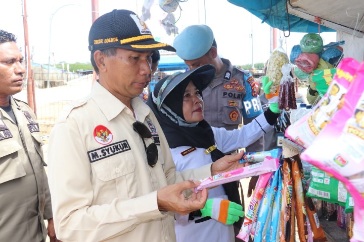 Satgas Ketpang Kabupaten Pulau Taliabu Melakukan Pemantauan Kestabilan Pangan Hari Raya Idul Adha dan Penertiban Makanan Kedaluwarsa. (Rakyatmu)