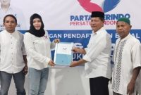 LO Ahmad Hidayat Mus Mengembalikan Formulir Pendaftaran Bakal Calon Gubernur Maluku Utara ke Tim Penjaringan Partai Perindo. (Rakyatmu)