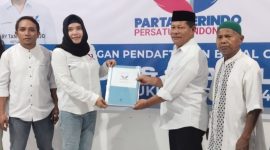 LO Ahmad Hidayat Mus Mengembalikan Formulir Pendaftaran Bakal Calon Gubernur Maluku Utara ke Tim Penjaringan Partai Perindo. (Rakyatmu)