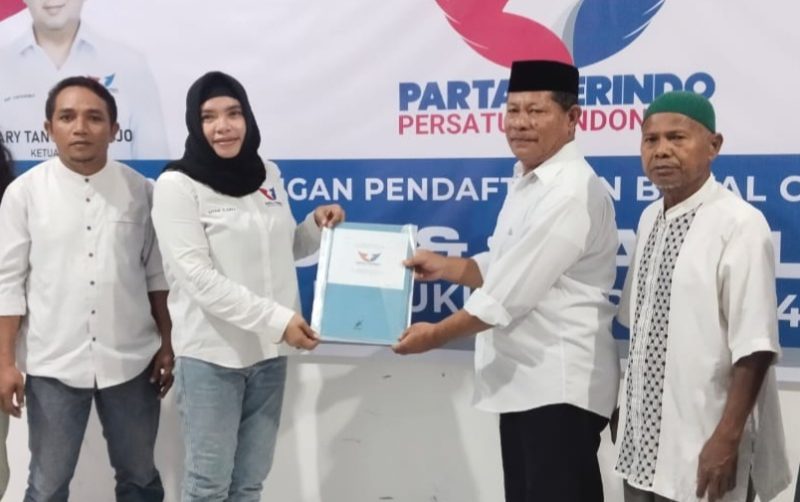 LO Ahmad Hidayat Mus Mengembalikan Formulir Pendaftaran Bakal Calon Gubernur Maluku Utara ke Tim Penjaringan Partai Perindo. (Rakyatmu)
