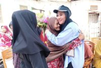 Citra Puspasari Mus saat Bersama dengan Warga Pulau Taliabu. (Rakyatmu)