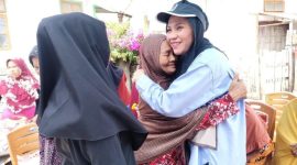 Citra Puspasari Mus saat Bersama dengan Warga Pulau Taliabu. (Rakyatmu)