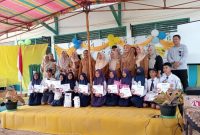 Pelepasan Siswa/i Kelas IX SMPN I Taliabu Barat dan Pengumuman Hasil Kelulusan di Halaman Sekolah. (Rakyatmu)