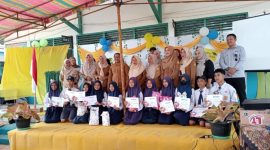 Pelepasan Siswa/i Kelas IX SMPN I Taliabu Barat dan Pengumuman Hasil Kelulusan di Halaman Sekolah. (Rakyatmu)