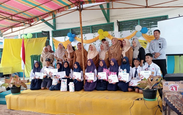 Pelepasan Siswa/i Kelas IX SMPN I Taliabu Barat dan Pengumuman Hasil Kelulusan di Halaman Sekolah. (Rakyatmu)
