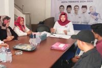 LO Capt Ali Ibrahim Mengembalikan Formulir Pendaftaran ke Tim Penjaringan DPW Perindo Maluku Utara. (Rakyatmu)