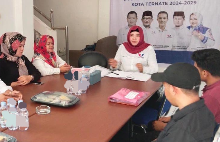LO Capt Ali Ibrahim Mengembalikan Formulir Pendaftaran ke Tim Penjaringan DPW Perindo Maluku Utara. (Rakyatmu)