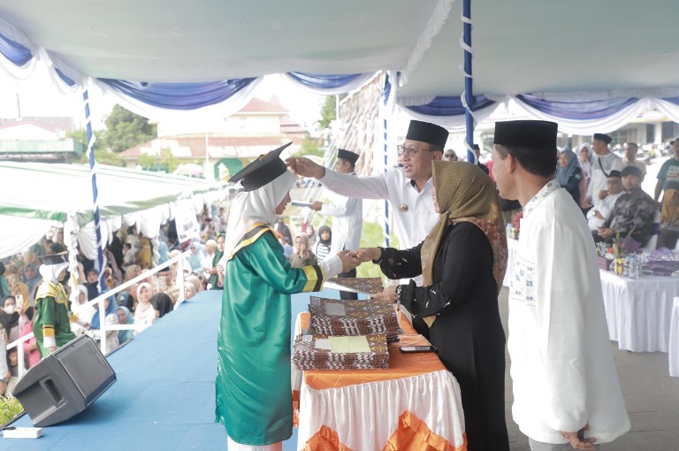 Wali Kota Ternate, Dr M Tauhid Soleman wisudakan 2.944 Siswa SD Negeri Maupun Swasta. (Ongky/Rakyatmu)