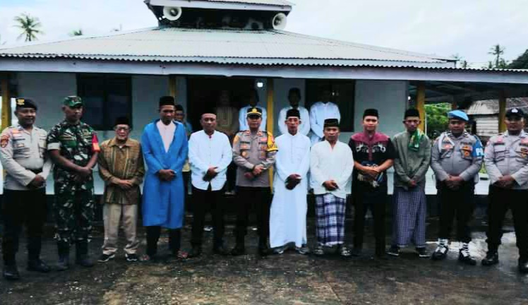 Imam dan Pihak Keamanan Usai Salat Idul Adha pada Sabtu 15 Juni 2024. (Rakyatmu)