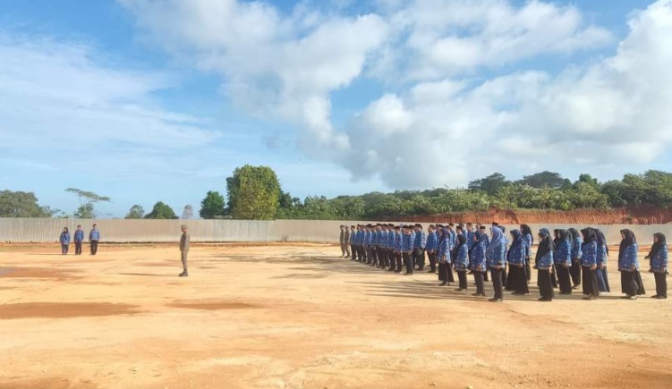 Sekda Pulau Taliabu Salim Ganiru Memimpin Upacara 17 Bulan Berjalan. (Rakyatmu)