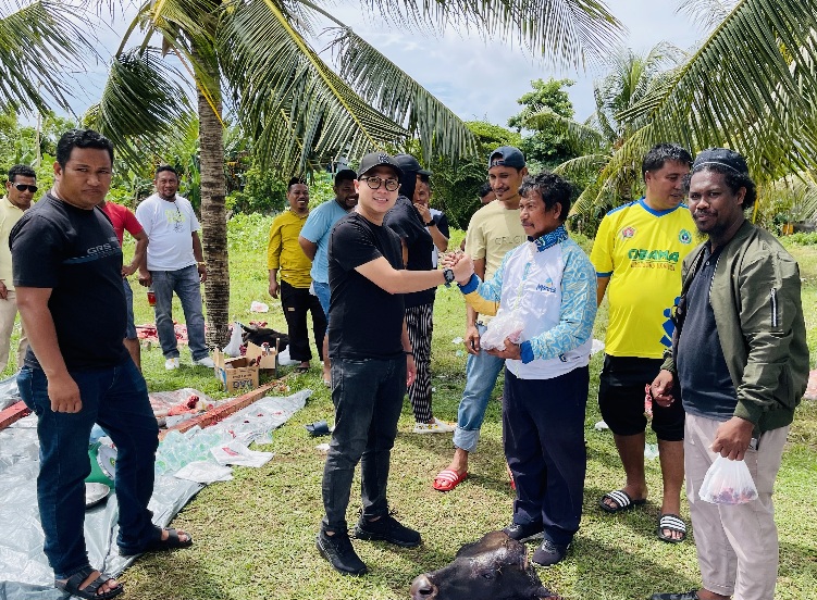 Harita Nickel dan Jurnalis Maluku Utara Berbagi Hewan Kurban. (Istimewa/Rakyatmu) 