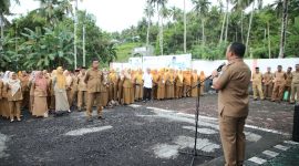 Sekretaris Daerah Kota Ternate, Rizal Memimpin Apel Gabungan di Kantor Camat Ternate Barat. (Rakyatmu)