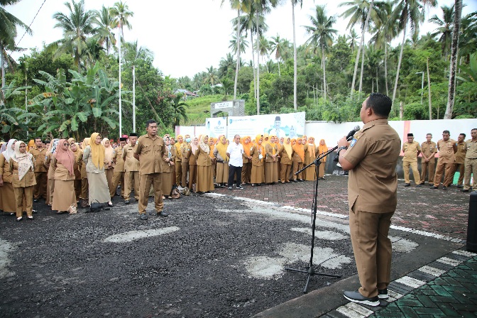 Sekretaris Daerah Kota Ternate, Rizal Memimpin Apel Gabungan di Kantor Camat Ternate Barat. (Rakyatmu)