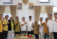 Ahmad Hidayat Mus Bersama Capt. Ali Ibrahim dan Tim Pemenang. (Rakyatmu)