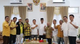 Ahmad Hidayat Mus Bersama Capt. Ali Ibrahim dan Tim Pemenang. (Rakyatmu)