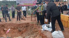 Polres Pulau Taliabu Musnahkan Minuman Keras Jenis Cap Tikus dan Makanan Kedaluwarsa. (Rakyatmu)