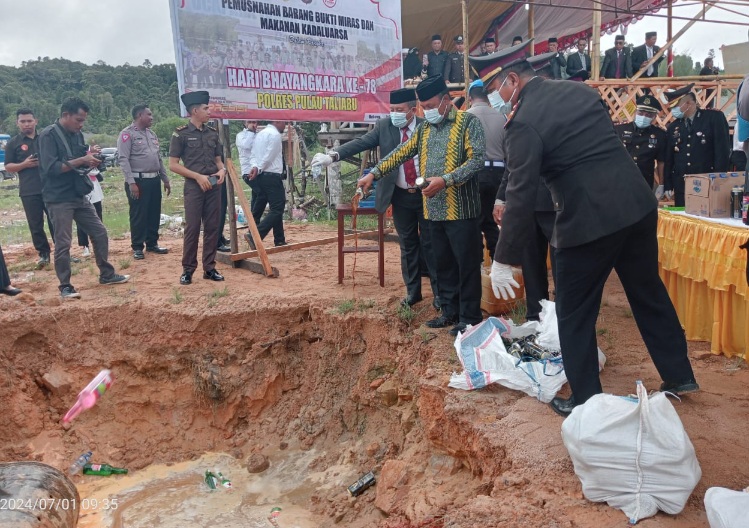Polres Pulau Taliabu Musnahkan Minuman Keras Jenis Cap Tikus dan Makanan Kedaluwarsa. (Rakyatmu)
